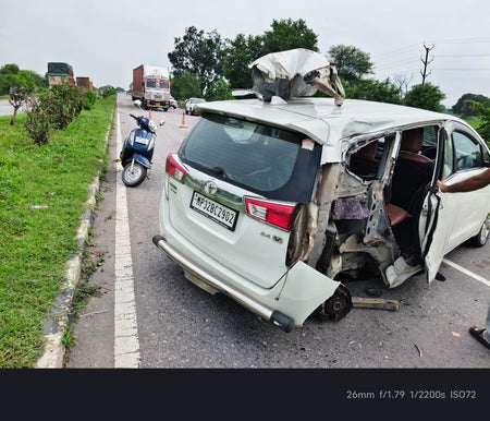 दतिया में भीषण सड़क हादसा, हाईवे कैमरे से टकराई इनोवा; चार घायल